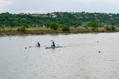 31 Mayıs 2023 Beltsy, Moldova. Resimli editör kullanımı için. Şehir rezervuarındaki kürekçiler aktif bir yaşam tarzına sahipler.