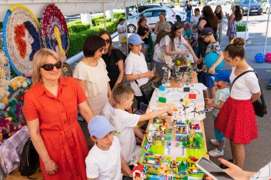 1 Haziran 2023 Beltsy, Moldova. Resimli editör kullanımı için. Çocuklar eğitici yaratıcılık ile ilgilenirler.