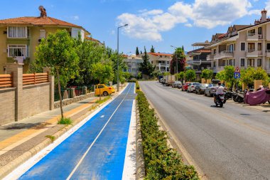 6 Ağustos 2023 Marmaris Turkey. Resimli editör kullanımı için. Modern bisiklet yolu mavi ile vurgulandı