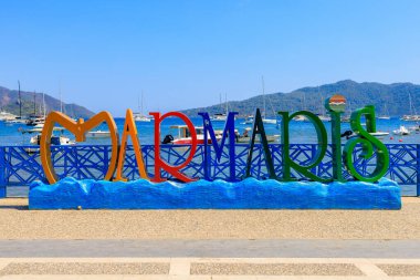 6 Ağustos 2023 Marmaris Turkey. Resimli editör kullanımı için. Şehir merkezinde Marmaris yazıtları var.