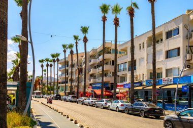 6 Ağustos 2023 Marmaris Turkey. Resimli editör kullanımı için. Şehrin merkezindeki palmiye ağaçları, turistler tarafından tanınan tatil köyü manzarası.