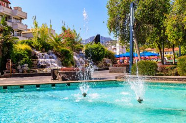 6 Ağustos 2023 Marmaris Turkey. Resimli editör kullanımı için. Şehir çeşmesi sıcakta dinlenmek için popüler bir yerdir.