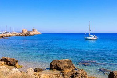 7 Ağustos 2023 Rodos Yunanistan. Resimli editör kullanımı için. Ada açıklarında yatlar, arka plan.