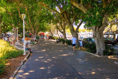 7 Ağustos 2023 Rodos Yunanistan. Resimli editör kullanımı için. Sıcak bir adanın gölgeli sokakları, arka plan