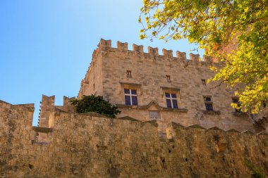 7 Ağustos 2023 Rodos Yunanistan. Resimli editör kullanımı için. Antik kale şehrin ana cazibesidir. Arkaplan