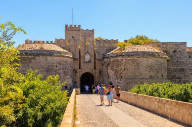 7 Ağustos 2023 Rodos Yunanistan. Resimli editör kullanımı için. Eski şehrin antik kalesine giriş, arka plan