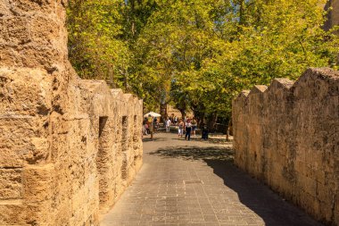 7 Ağustos 2023 Rodos Yunanistan. Resimli editör kullanımı için. Kalenin içine bak, arkaplan