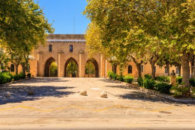 7 Ağustos 2023 Rodos Yunanistan. Resimli editör kullanımı için. Eski kasaba binası, arka plan