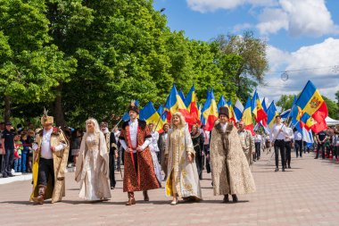22 Mayıs 2022 Beltsy, Moldova. Resimli editör kullanımı için. Geçit törenindeki insanlar Şehir Günü 'ne adanmış.