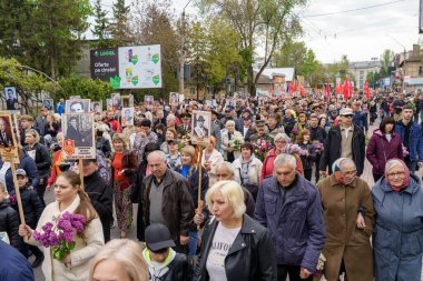 9 Mayıs 2023 Beltsy, Moldova. Resimli editör kullanımı için. Zafer Günü 'nde Ölümsüz Alay' ın geçit töreni.