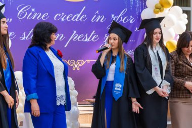 30 Mayıs 2023 Beltsy, Moldova. Resimli editör kullanımı için. Okuldaki sırayla mezun olanlar.