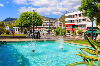 6 Ağustos 2023 Marmaris Turkey. Resimli editör kullanımı için. Şehir çeşmesi sıcakta dinlenmek için popüler bir yerdir.