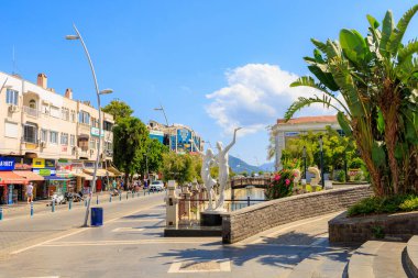 6 Ağustos 2023 Marmaris Turkey. Resimli editör kullanımı için. Bir tatil köyünde mutlu bir çiftin heykeli.