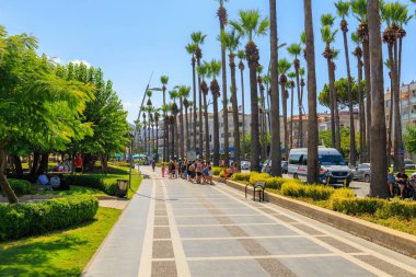 6 Ağustos 2023 Marmaris Turkey. Resimli editör kullanımı için. Şehrin merkezindeki palmiye ağaçları, turistler tarafından tanınan tatil köyü manzarası.