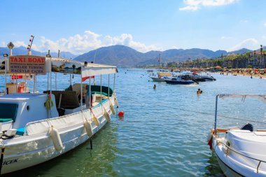6 Ağustos 2023 Marmaris Turkey. Resimli editör kullanımı için. Deniz manzaralı şehir plajı.