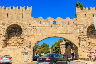 7 Ağustos 2023 Rodos Yunanistan. Resimli editör kullanımı için. Denizden gelen saldırılara karşı koruyan antik bir duvar. Arkaplan