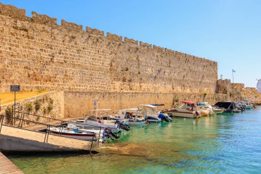 7 Ağustos 2023 Rodos Yunanistan. Resimli editör kullanımı için. Limandaki tekneler, arka plan.