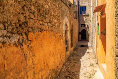 7 Ağustos 2023 Rodos Yunanistan. Resimli editör kullanımı için. Eski şehrin dar sokakları, arka plan