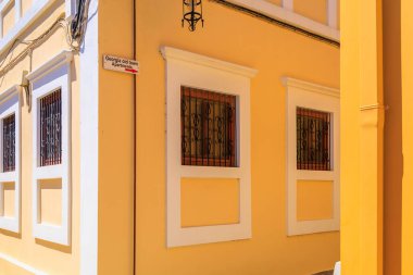 7 Ağustos 2023 Rodos Yunanistan. Resimli editör kullanımı için. Eski kasabadaki şirin evler, arka plan.