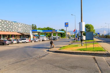 10 Ağustos 2023, Mugla hindisi. Resimli editör kullanımı için. Türk benzin istasyonu