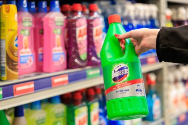 11 Ekim 2023 Beltsy, Moldova. Resimli editör kullanımı için. Dezenfektan jel Domestos