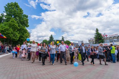 22 Mayıs 2022 Beltsy, Moldova. Resimli editör kullanımı için. Geçit törenindeki insanlar Şehir Günü 'ne adanmış.