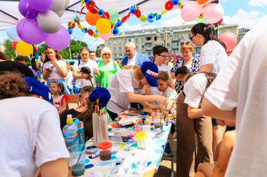 1 Haziran 2022 Beltsy, Moldova. Resimli editör kullanımı için. Çocuklar eğitici yaratıcılık ile ilgilenirler.