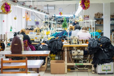 11 Ocak 2023 Beltsy, Moldova. Resimli editör kullanımı için. Bir giyim fabrikasında dikiş atölyesi.