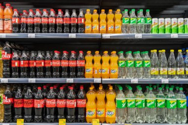 13 Nisan 2023 Beltsy, Moldova. Resimli editör kullanımı için. Coca-Cola ve tatlı su