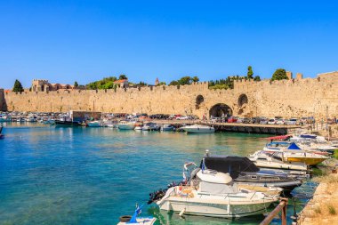 7 Ağustos 2023 Rodos Yunanistan. Resimli editör kullanımı için. Limandaki tekneler, arka plan.
