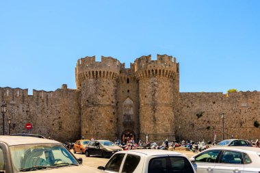 7 Ağustos 2023 Rodos Yunanistan. Resimli editör kullanımı için. Eski bir kalenin kuleleri, arka plan