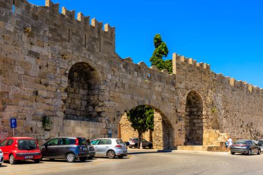 7 Ağustos 2023 Rodos Yunanistan. Resimli editör kullanımı için. Eski şehrin kemerli girişi, arka plan