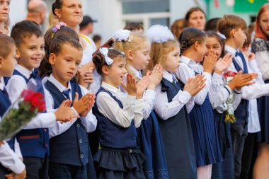 1 Eylül 2023 Balti Moldova. Okulda törensel kutlama hattı. Bilgi Günü 'nde. Okula dönelim. Sadece yazı işleri için.