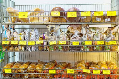 20 Aralık 2022 Beltsy, Moldova. Resimli editör kullanımı için. Ekmek dükkanda.