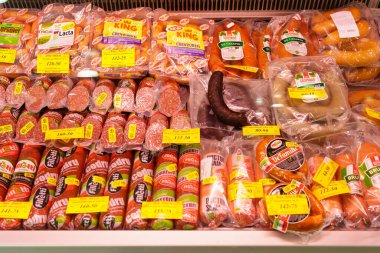 20 Aralık 2022 Beltsy, Moldova. Resimli editör kullanımı için. Piyasada sosisler