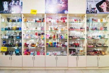 17 Şubat 2023 Beltsy, Moldova. Resimli editör kullanımı için. Bir parfüm dükkanının vitrininde.