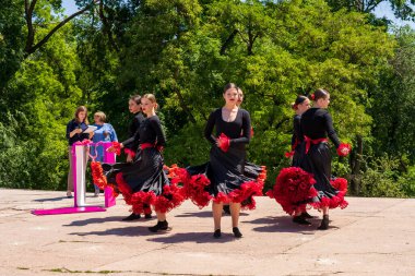 1 Haziran 2023 Beltsy, Moldova. Resimli editör kullanımı için. Şehirde dans eden çocuklar