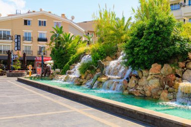 6 Ağustos 2023 Marmaris Turkey. Resimli editör kullanımı için. Şelaleli ve heykelli merkez meydan