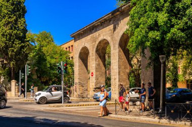 7 Ağustos 2023 Rodos Yunanistan. Resimli editör kullanımı için. Eski şehrin kemerli girişi, arka plan