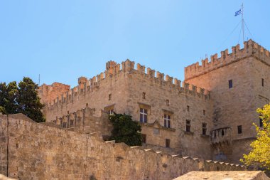 7 Ağustos 2023 Rodos Yunanistan. Resimli editör kullanımı için. Antik kale şehrin ana cazibesidir. Arkaplan