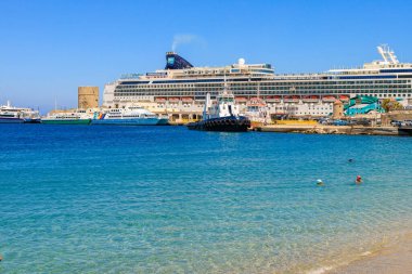 7 Ağustos 2023 Rodos Yunanistan. Resimli editör kullanımı için. Yolcu portu, arkaplan