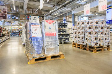 11 Ekim 2023 Beltsy, Moldova. Resimli editör kullanımı için. Ütü tahtaları ve kurutma rafları