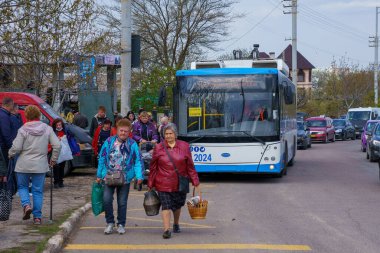 1 Mayıs 2022 Beltsy, Moldova. Resimli editör kullanımı için. İnsanlar cenaze günlerinde mezarlığa giderler.