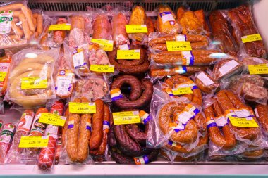 20 Aralık 2022 Beltsy, Moldova. Resimli editör kullanımı için. Piyasada sosisler