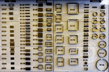 30 Mart 2023 Chisinau Moldova. Resimli editör kullanımı için. Ağır endüstriyel bitki ürünlerinin metal örneklerinin yanında durun.