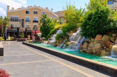 6 Ağustos 2023 Marmaris Turkey. Resimli editör kullanımı için. Şelaleli ve heykelli merkez meydan