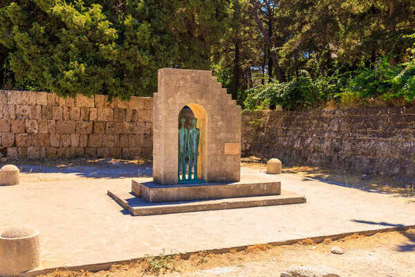 7 августа 2023 года Родос Греция. Для иллюстрированного назидательного использования. Памятник греческим пленникам, фон