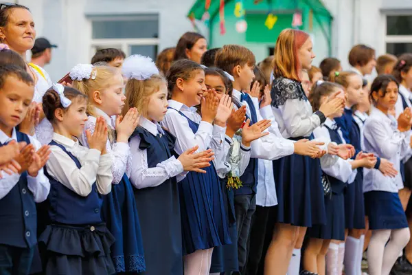 1 Eylül 2023 Balti Moldova. Okulda törensel kutlama hattı. Bilgi Günü 'nde. Okula dönelim. Sadece yazı işleri için.