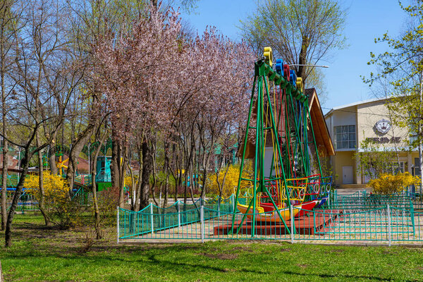 15 апреля 2022 года Бельцы, Молдова. Для иллюстрированного назидательного использования. Карусели в муниципальном парке развлечений