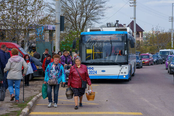 1 мая 2022 года Бельцы, Молдова. Для иллюстрированного назидательного использования. Люди ходят на кладбище в дни похорон